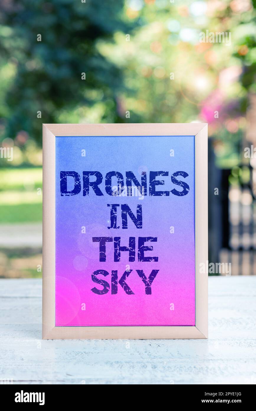 Didascalia concettuale droni nel cielo. Panoramica aziendale moderna tecnologia avanzata delle telecamere aeree Foto Stock