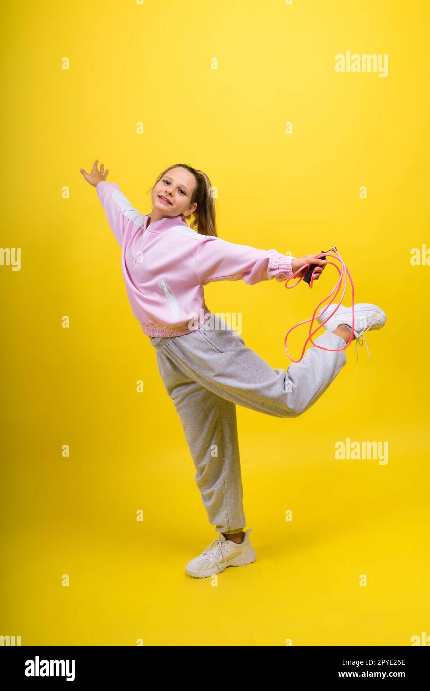 Adorabile bambina con salto in corda in studio Foto Stock