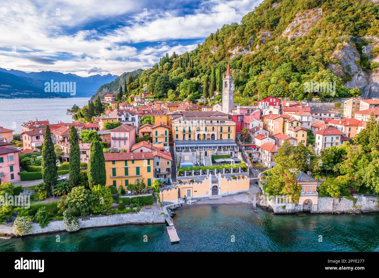 Lago di Como e vista aerea della città di Varenna Foto Stock
