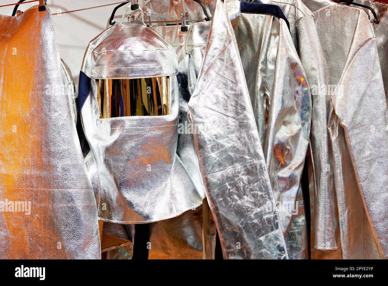 Tuta protettiva ignifuga in lamina metallica Foto Stock