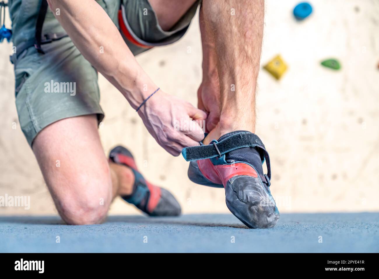 scarpe da arrampicata di un atleta in un centro di arrampicata Foto Stock