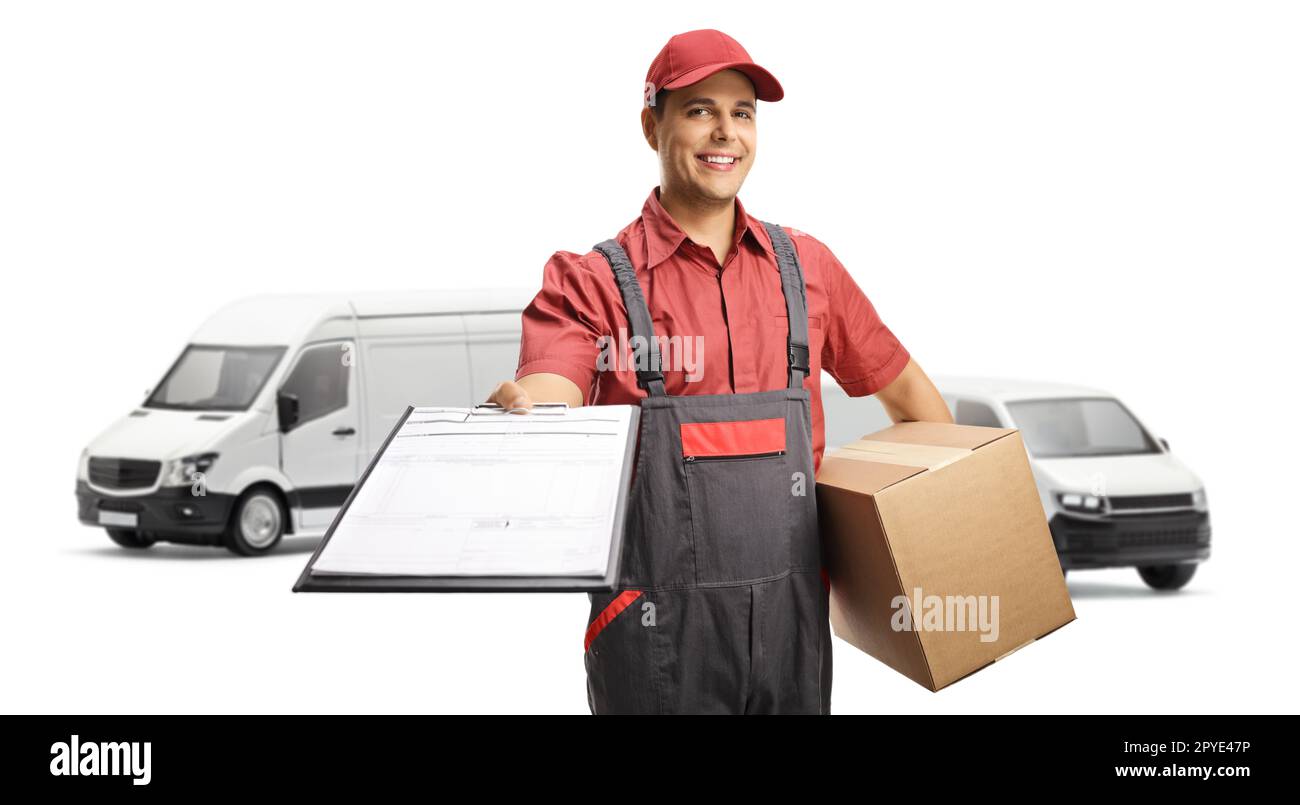 Addetto alla consegna con un furgone che tiene una clipboard con un documento e una scatola di cartone isolata su sfondo bianco Foto Stock