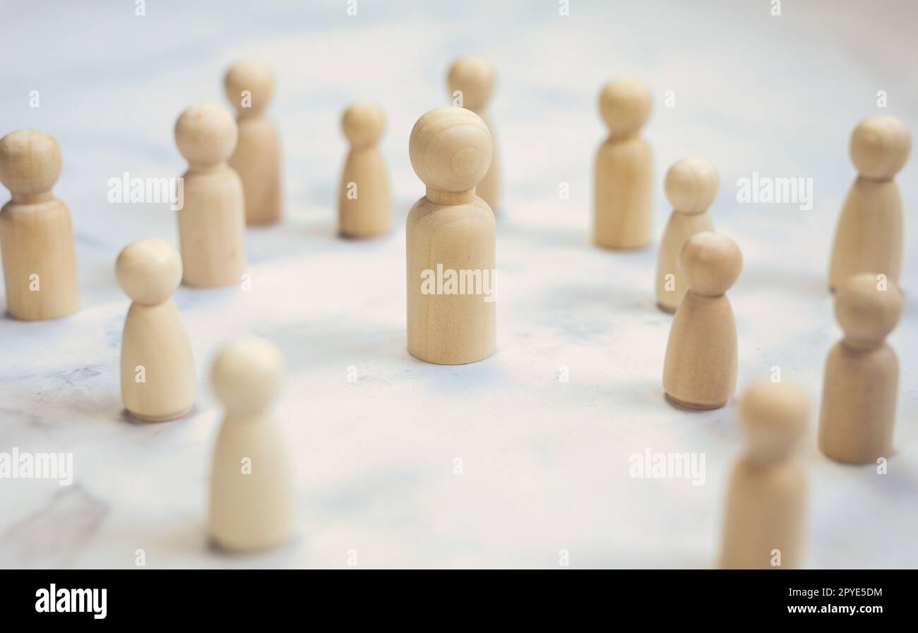 Il team leader mockup, copia spazio. Leadership, vincita, capo. Vincitore e sconfitto. Figura di legno sul cubo, che conduce un gruppo di gruppo di affari del concetto della gente Foto Stock