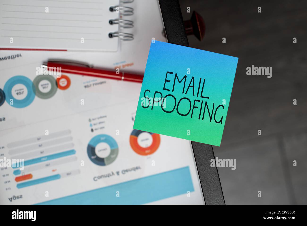 Spoofing di e-mail con didascalia concettuale. Business idea proteggere l'accesso e il contenuto di un account e-mail o di un servizio Foto Stock