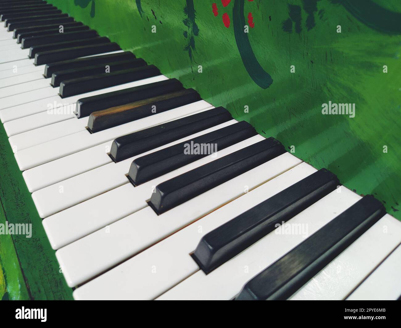Un pianoforte o pianoforte è uno strumento musicale a percussione e tastiera. Un'ottava è un intervallo musicale in cui il rapporto delle frequenze tra i suoni è uno a due. Piano verde. Foto Stock