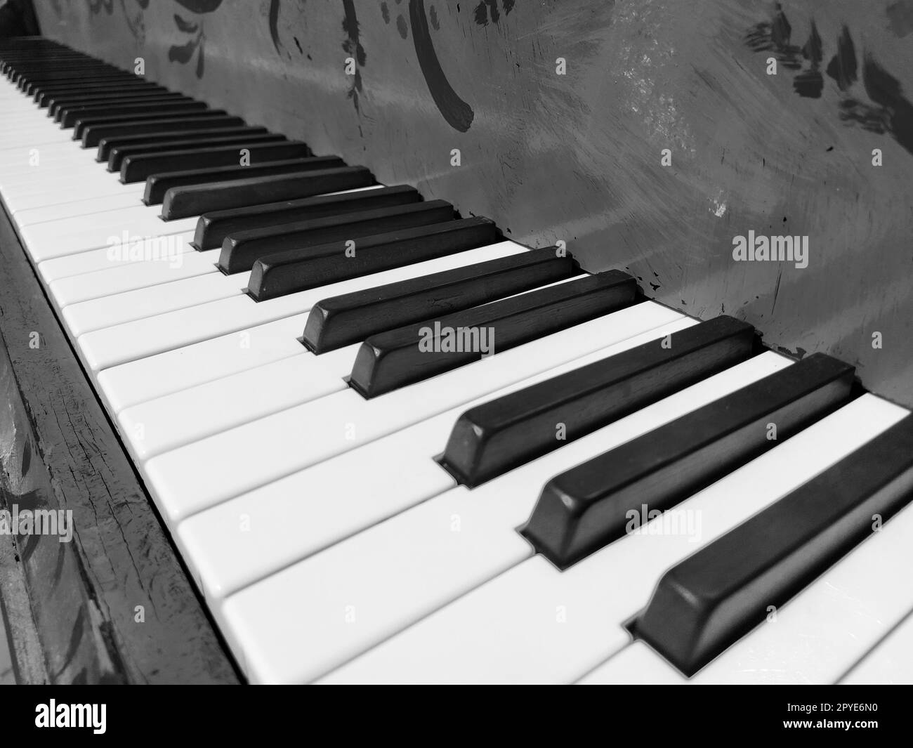 Un pianoforte o pianoforte è uno strumento musicale a percussione e tastiera. Un'ottava è un intervallo musicale in cui il rapporto delle frequenze tra i suoni è uno a due. Bianco e nero. Foto Stock