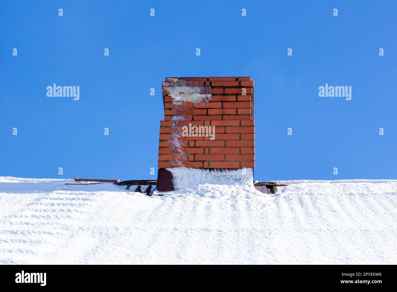 Un camino di mattoni rossi su un tetto Foto Stock