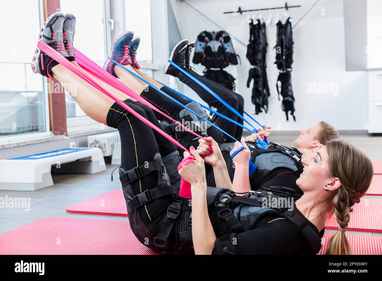 Allenamento EMS per le gambe con fascia di resistenza in palestra Foto Stock