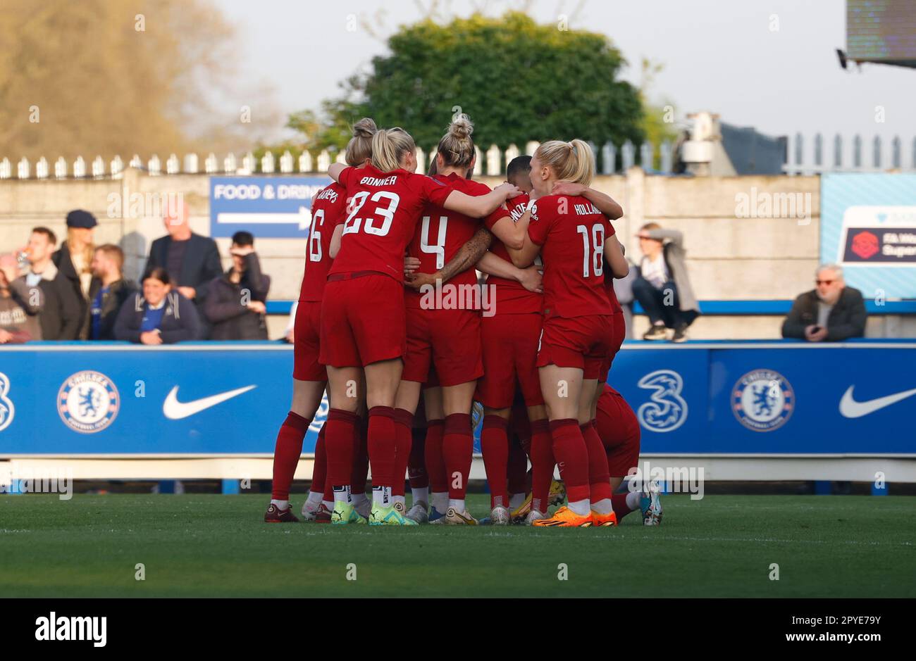 Londra, Regno Unito. 03rd maggio, 2023. Londra, Inghilterra, 3rd 2023 maggio: Emma Koivisto (2 Liverpool) festeggia dopo aver segnato il primo gol della sua squadra con i compagni di squadra durante la partita di calcio della Barclays fa Women's Super League tra Chelsea e Liverpool a Kingsmeadow a Londra, Inghilterra. (James Whitehead/SPP) Credit: SPP Sport Press Photo. /Alamy Live News Foto Stock