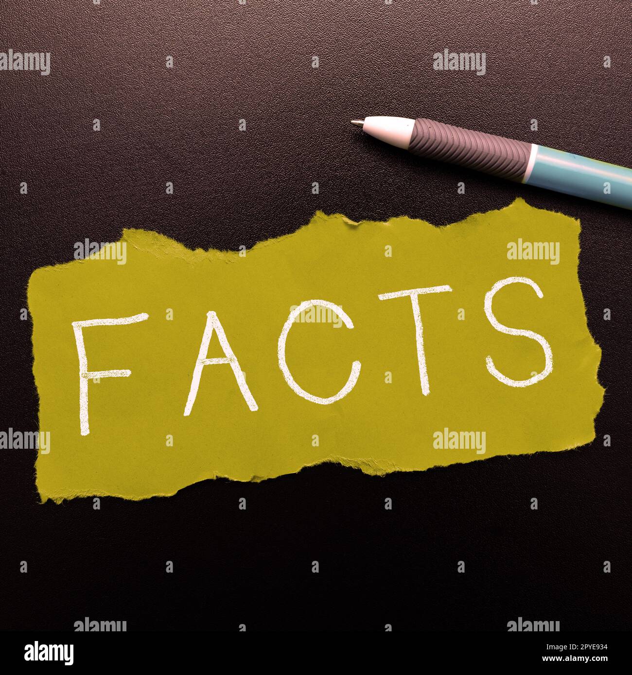 Testo che mostra i fatti ispiratori. Le informazioni di idea di affari usate come prova o parte del blog dell'articolo di notizie del rapporto Foto Stock