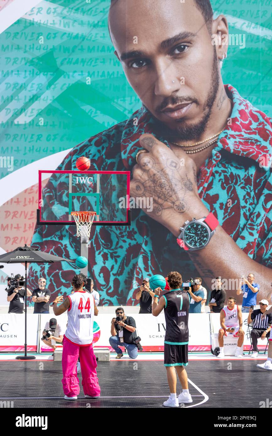 Il pilota di auto F1 Lewis Hamilton partecipa a un torneo di pallacanestro celebrità durante il Gran Premio di Miami F1 organizzato dall'orologiaio IWX al MDS Foto Stock