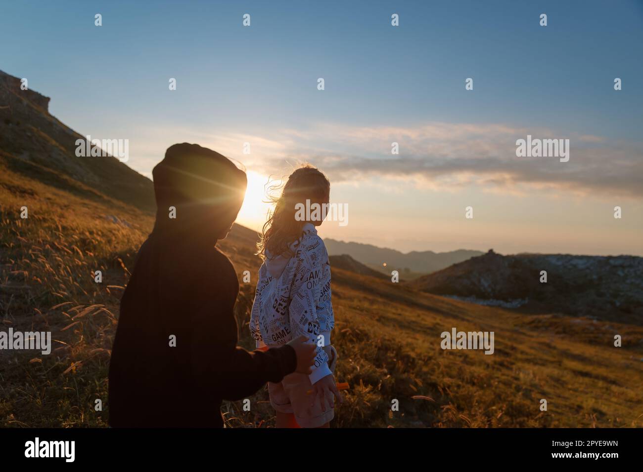 Bambini felici in montagna Foto Stock