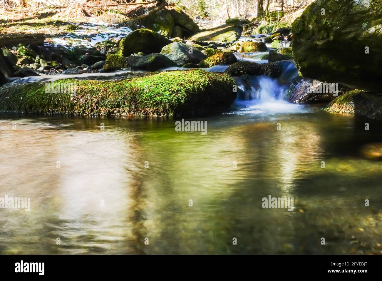 acqua liscia da un ruscello in primavera durante l'escursione Foto Stock acqua liscia da un ruscello in primavera durante l'escursione Foto Stock