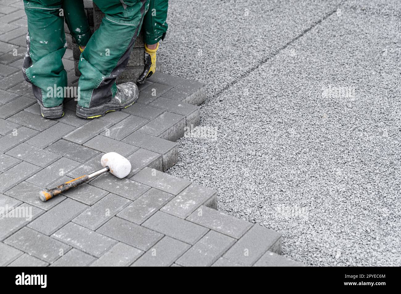 costruzione di un marciapiede da blocchi di cemento Foto Stock