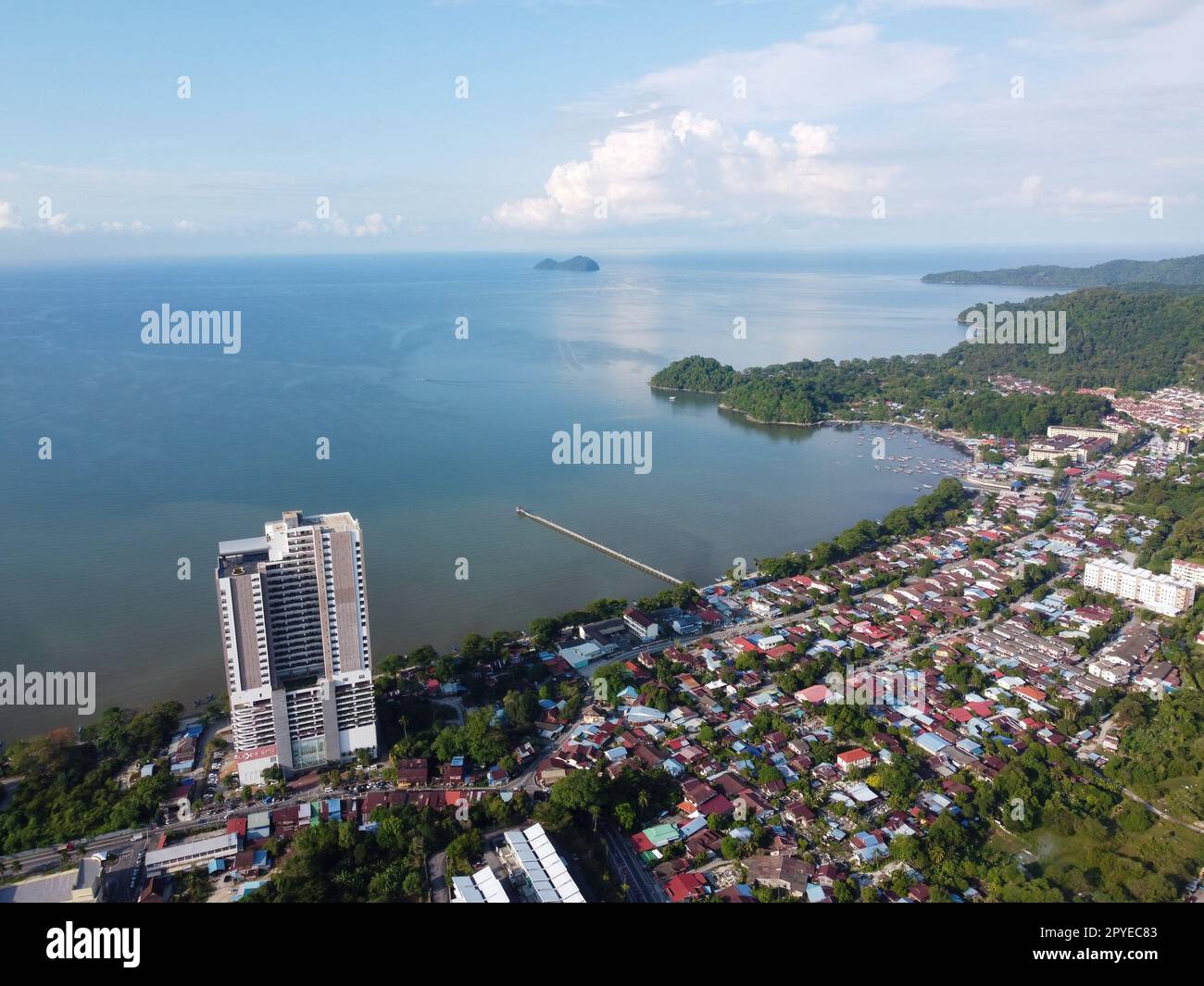 Vista aerea Lexis Suite Hotel e sfondo di Gertak Sanggul Foto Stock
