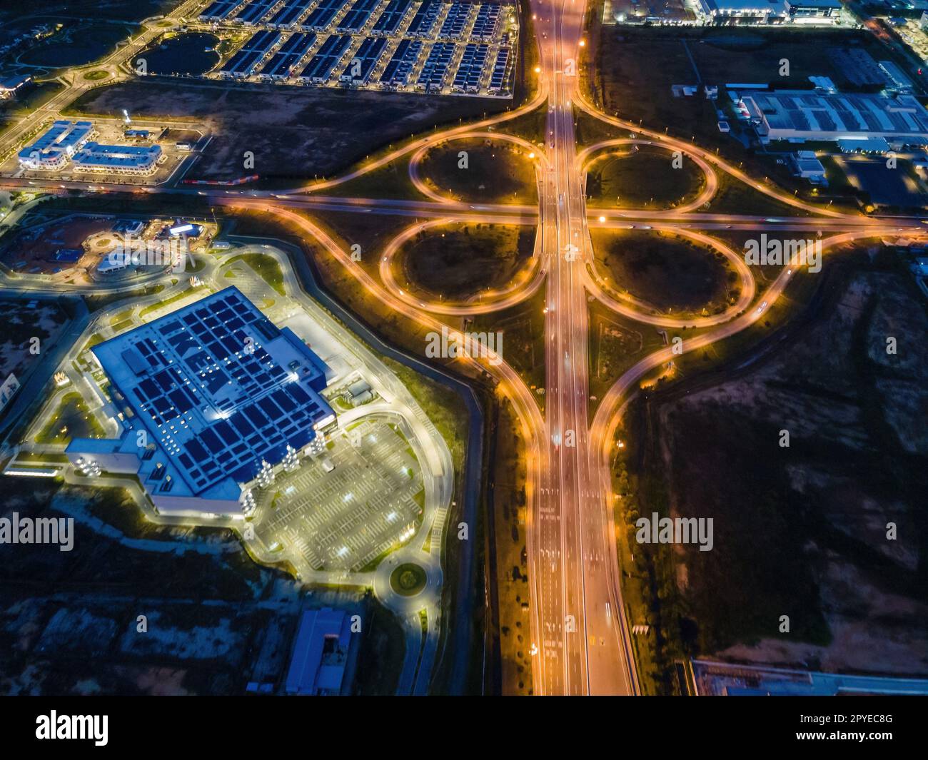 Vista aerea dall'alto del centro commerciale IKEA con sfondo dell'autostrada durante l'ora blu Foto Stock