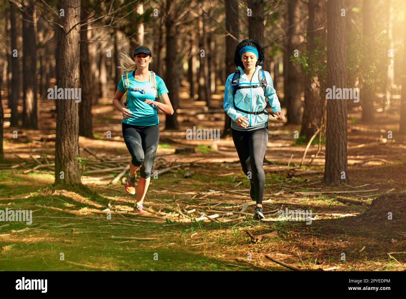 Facciamo il tempo per l'amicizia e l'esercizio fisico. due giovani donne sportive fuori esercizio in natura. Foto Stock