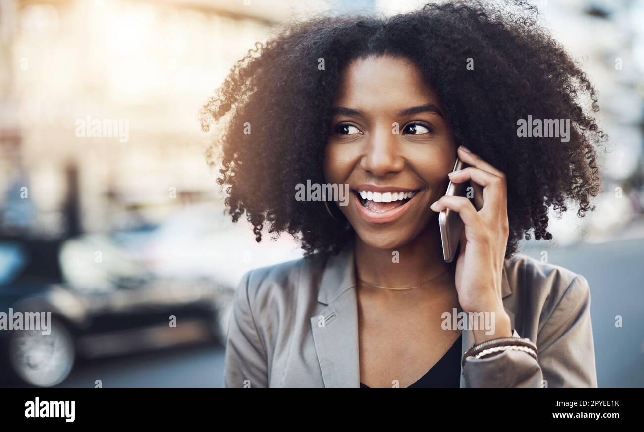 La vostra offerta sembra troppo interessante da trasmettere. una giovane donna d'affari che parla su un cellulare in città. Foto Stock