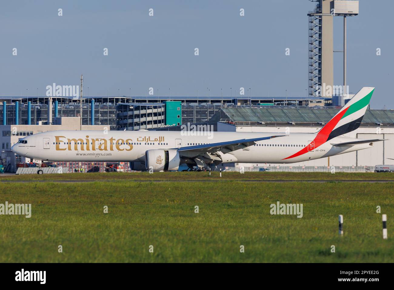 Düsseldorf, Germania. 03.05.2023. A6-EPH EMIRATES BOEING 777-31HER presso l'aeroporto internazionale di Düsseldorf. Credito: ANT Palmer/Alamy Foto Stock