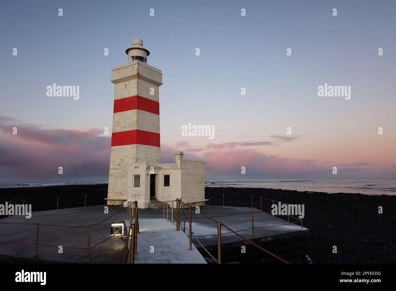 Il vecchio faro di Gardur nella penisola islandese di Reykjanes in inverno. Foto Stock