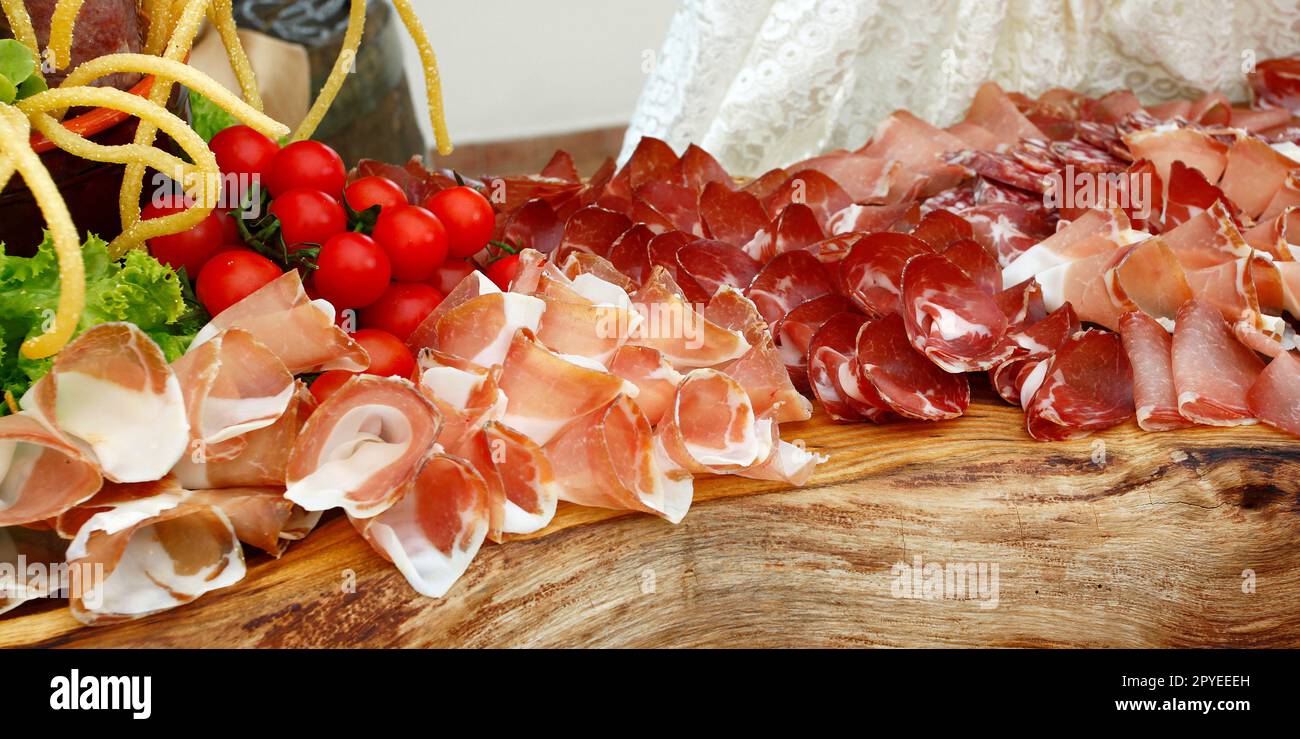 Piatto di salumi italiani, coppa, salame e prosciutto crudo. Foto Stock