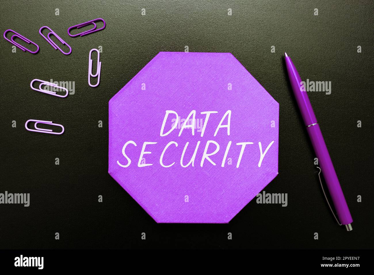 Scrittura manuale sicurezza dei dati. Business idea riservatezza crittografia disco Backup protezione password Foto Stock