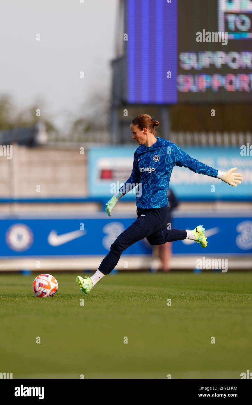 Londra, Regno Unito. 03rd maggio, 2023. Londra, Inghilterra, 3rd 2023 maggio: Il portiere Ann-Katrin Berger (30 Chelsea) si scalda prima della partita di calcio della Barclays fa Women's Super League tra Chelsea e Liverpool a Kingsmeadow a Londra, Inghilterra. (James Whitehead/SPP) Credit: SPP Sport Press Photo. /Alamy Live News Foto Stock