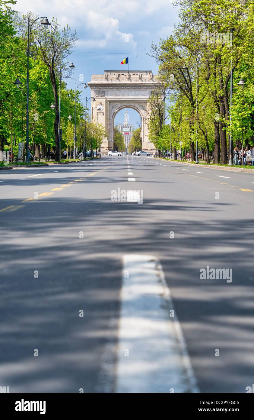 Bucarest, Romania - Aprile 2023: L'Arco di Trionfo (Arcul de Triumf) di Bucarest è modellato da vicino sull'Arco di Trionfo di Parigi. situato Foto Stock