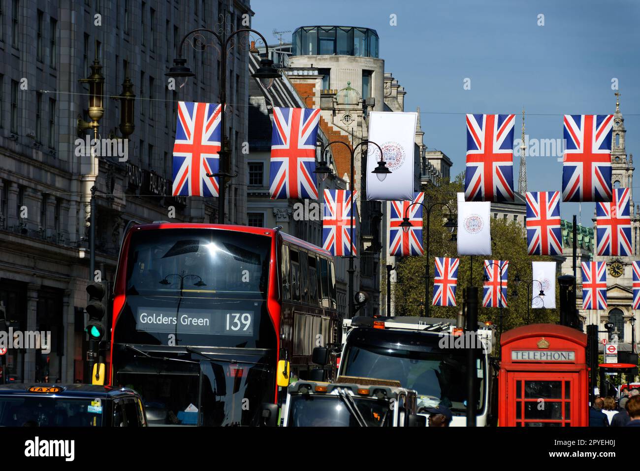 Una fila di bandiere sullo Strand a Londra, la bandiera britannica Union jack e la bandiera dell'emblema dell'incoronazione per King Charles, Londra. Foto Stock