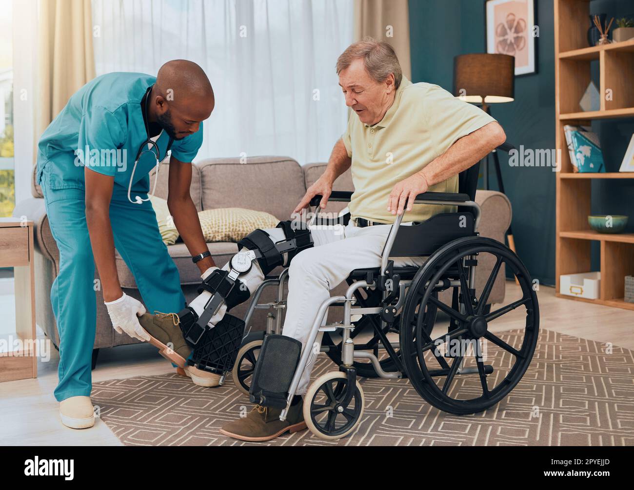 Paziente anziano, intervento chirurgico alle gambe e recupero fisioterapico con un infermiere di colore che aiuta con cura. Casa di cura, ospedale e clinica sanitaria aiuto con un uomo anziano pronto per la terapia fisica Foto Stock
