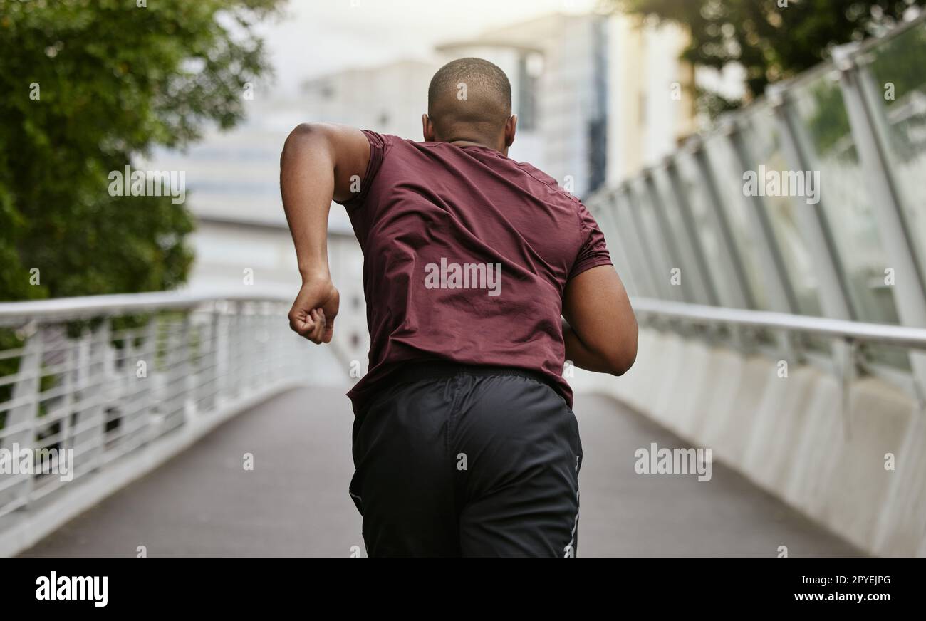 Schiena, uomo nero e corsa all'aperto, allenamento e allenamento per maratona, benessere e salute. Afro-americano, atleta e corridore si pratica in strada, fitness ed esercizio fisico per energia e cardio. Foto Stock