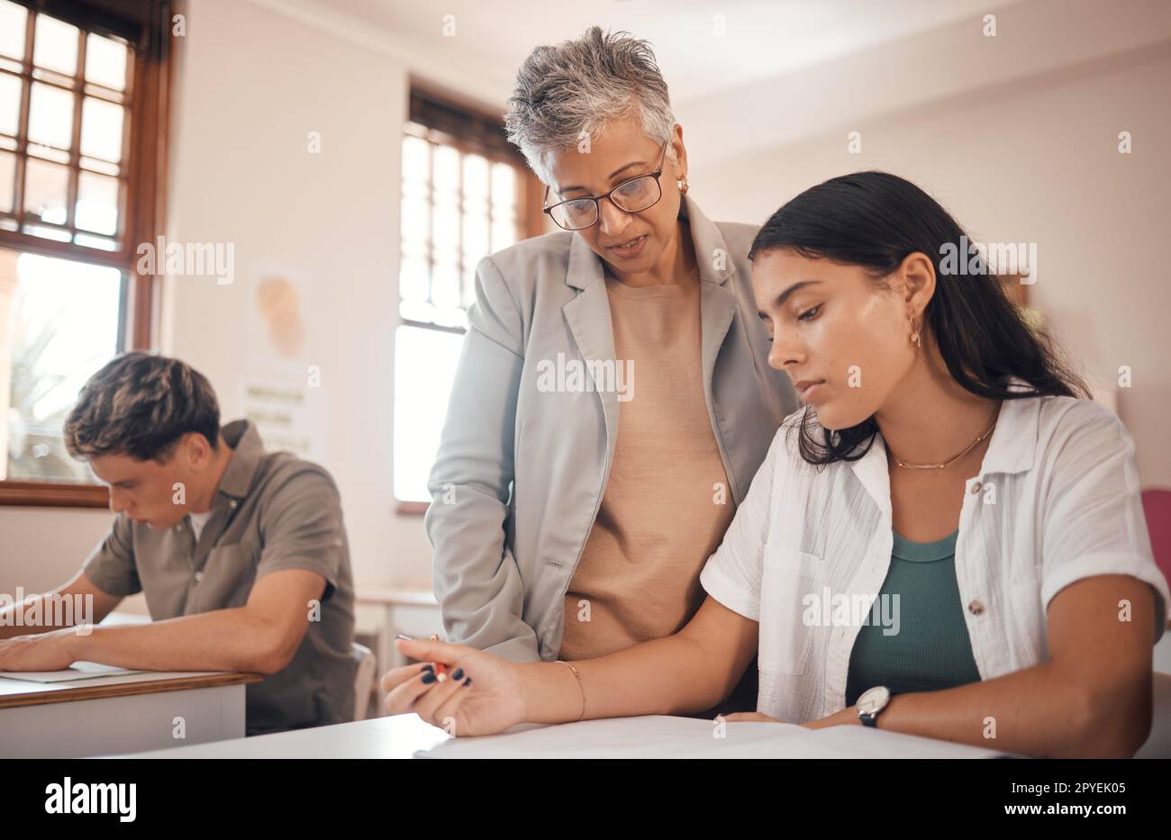 Istruzione, aula con insegnante e studente per l'apprendimento, la conoscenza e l'insegnamento a scuola, università e borse di studio. Insegnare, imparare e studiare con problemi matematici e aiuto, college e accademici. Foto Stock