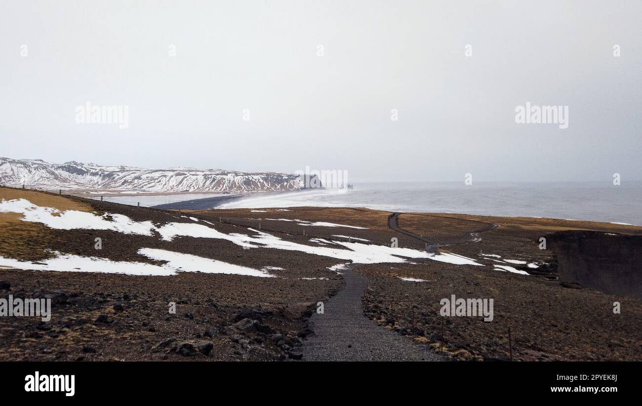 Vista dal faro di Dyrholaey in Islanda che si affaccia sulla spiaggia di sabbia nera. Foto Stock