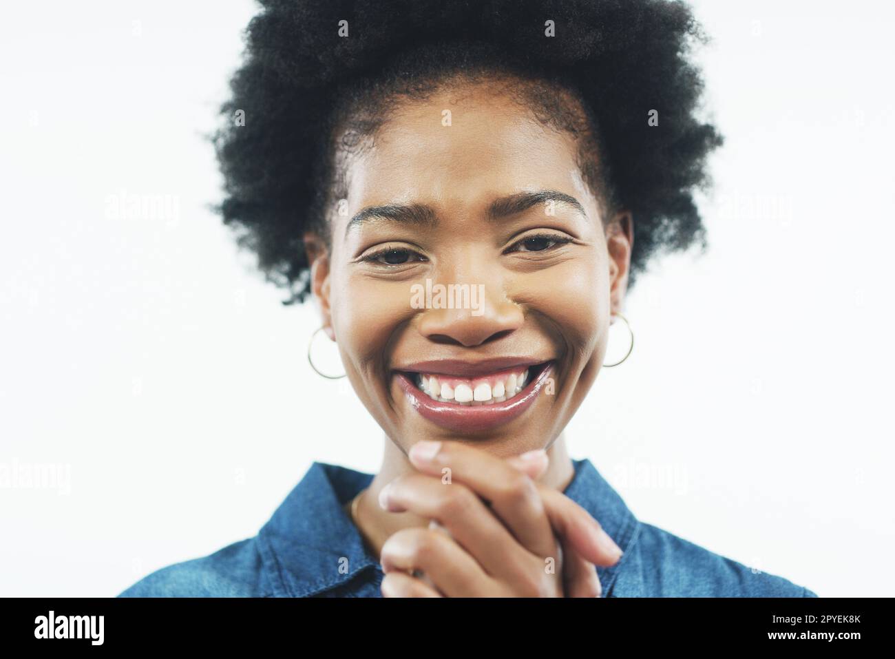 Mi fai diventare emotiva, sono così felice per te. Foto in studio di una giovane donna attraente che tiene insieme le mani verso il viso su uno sfondo grigio. Foto Stock