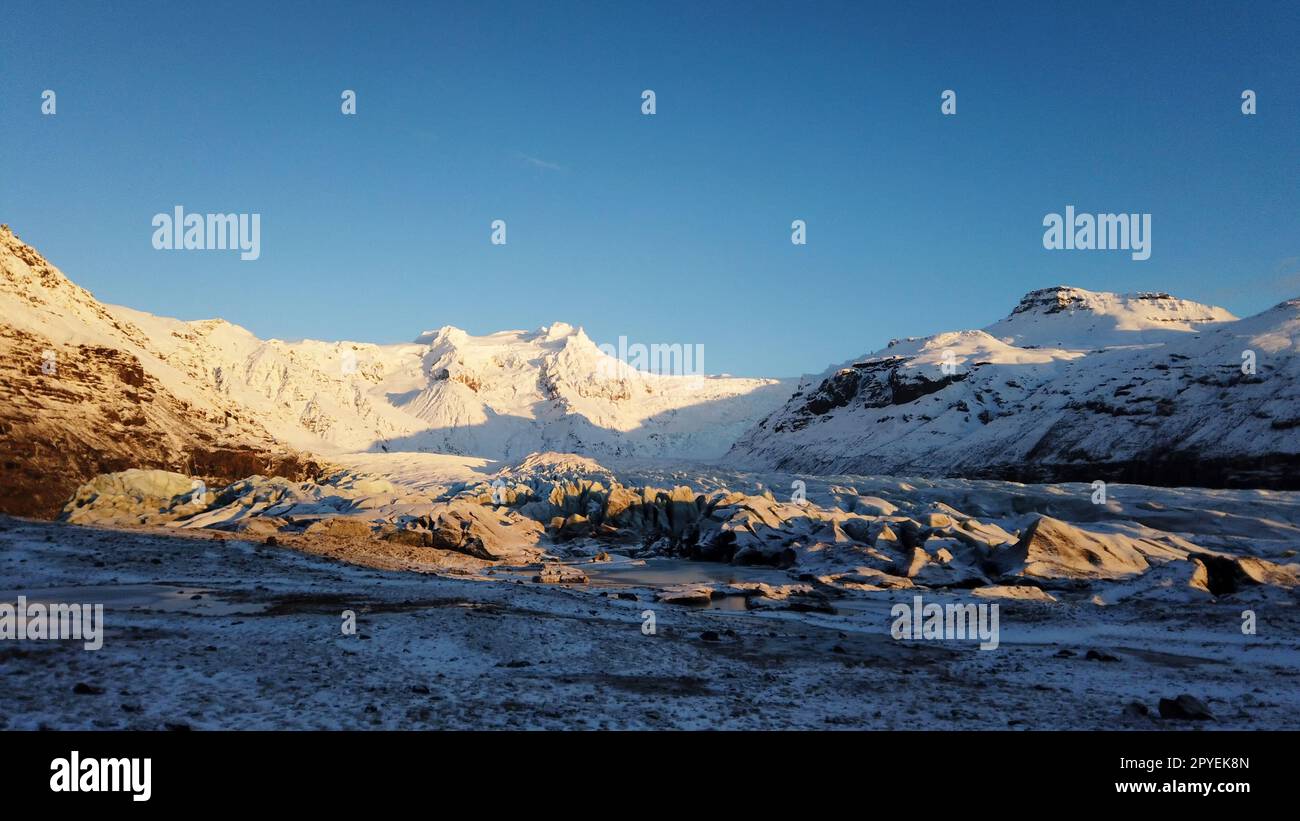 Jokulsarlon lago glaciale, Islanda. Iceberg galleggiante sull'acqua. Islanda paesaggio Foto Stock