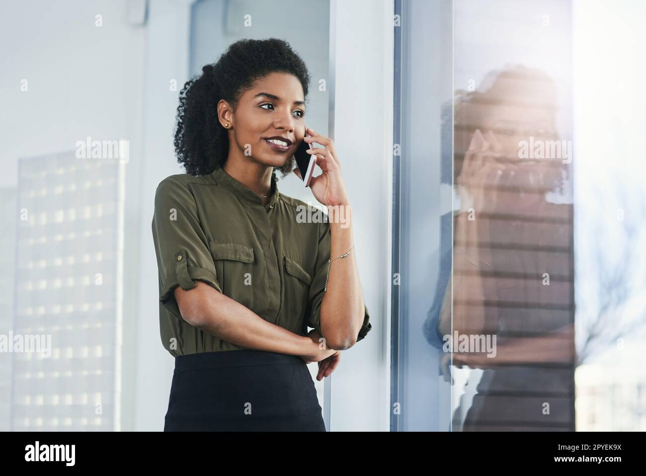 Sempre domanda che cosa havent ha risposto voi stessi. una giovane donna d'affari che effettua una telefonata nel suo ufficio. Foto Stock