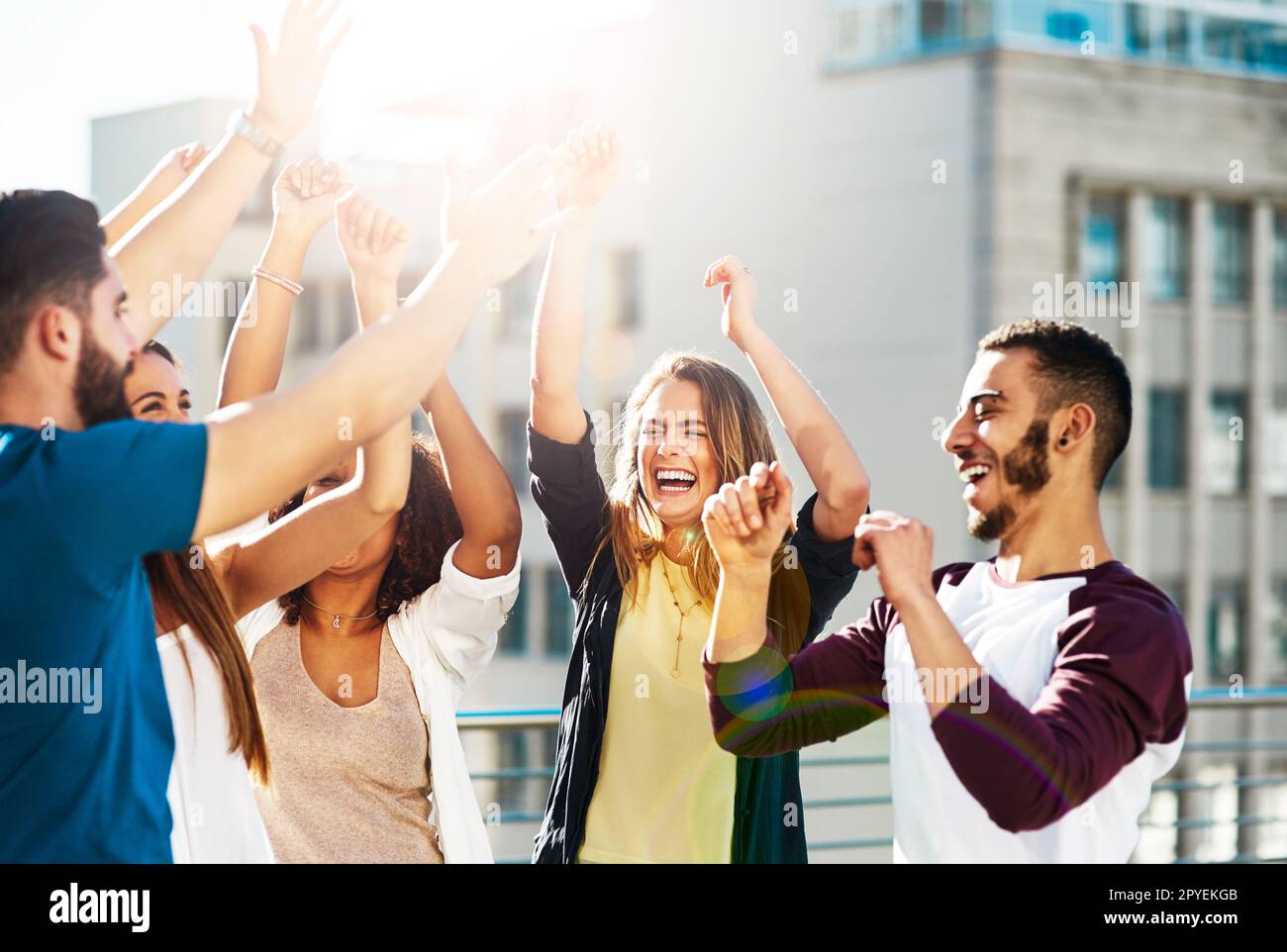 Sì, l'abbiamo fatto. giovani amici che trascorrono la giornata all'aperto. Foto Stock