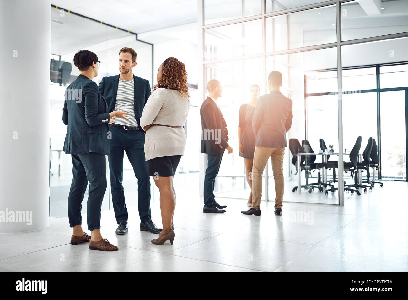 Conversazioni per migliorare il business. gli uomini d'affari che hanno una conversazione in ufficio. Foto Stock