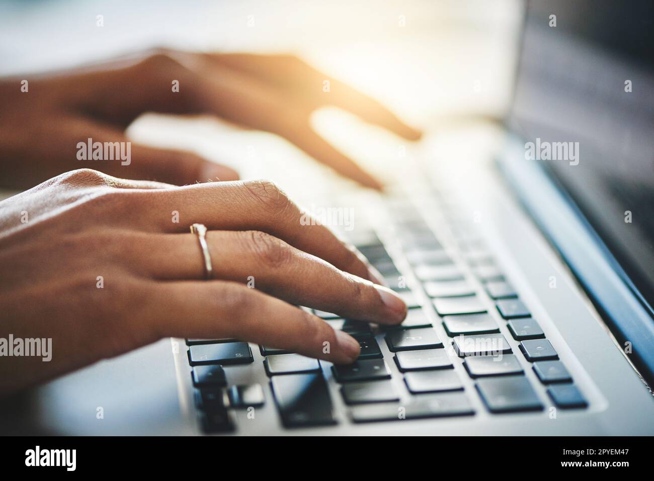 Utilizzo della tecnologia per portare le attività dal concept al completamento. Primo piano di una donna irriconoscibile che digita su un notebook. Foto Stock