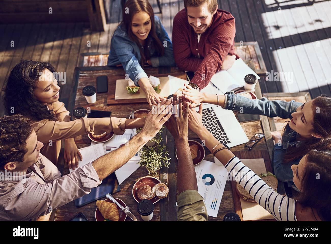 Fulling in su su su quelle buone idee. Inquadratura ad alta angolazione di un gruppo di creativi che si accanisce mentre si è in viaggio per un pranzo di lavoro. Foto Stock