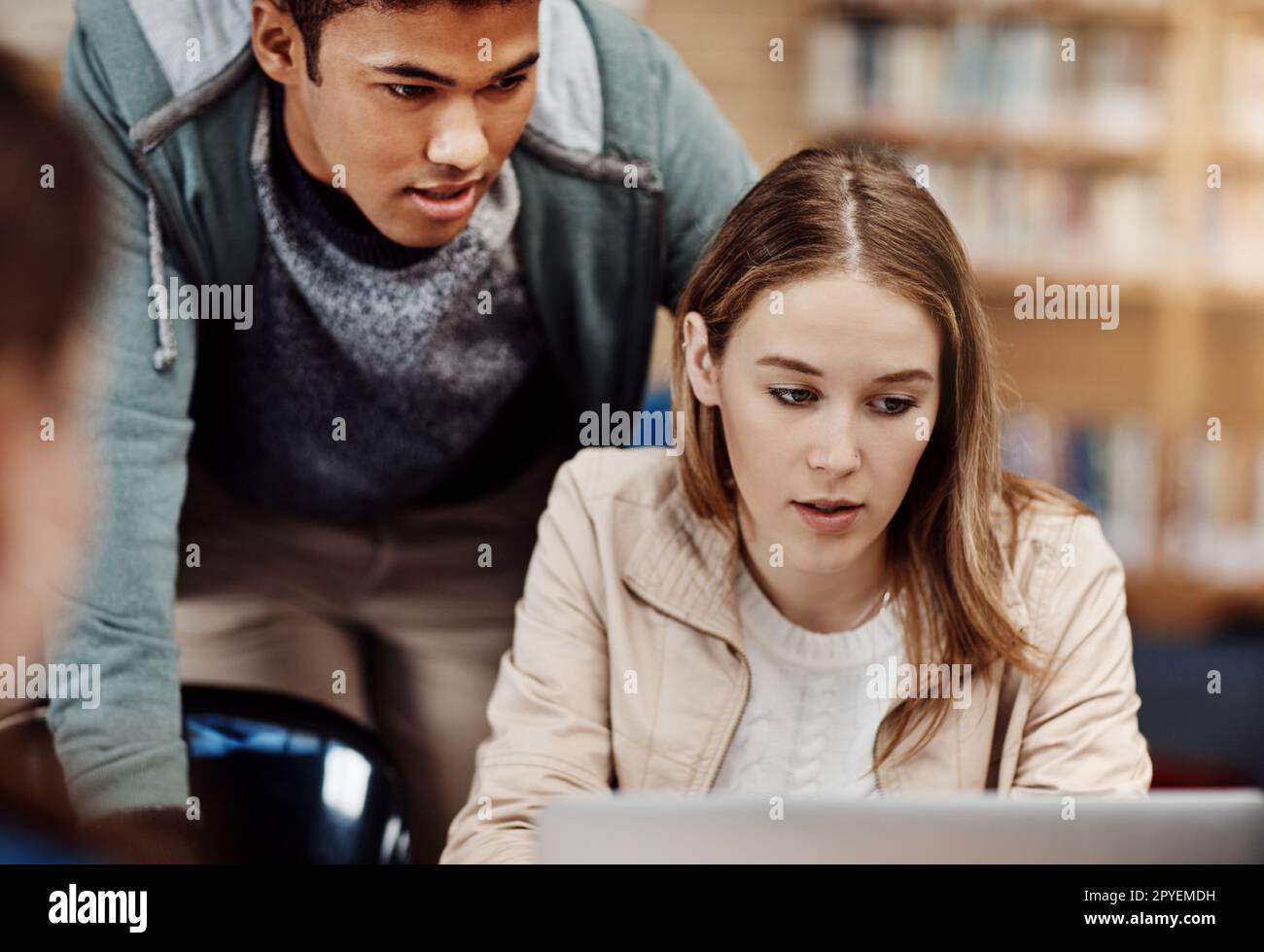 Date un'occhiata a questo. due studenti universitari che lavorano insieme su un computer portatile presso il campus. Foto Stock