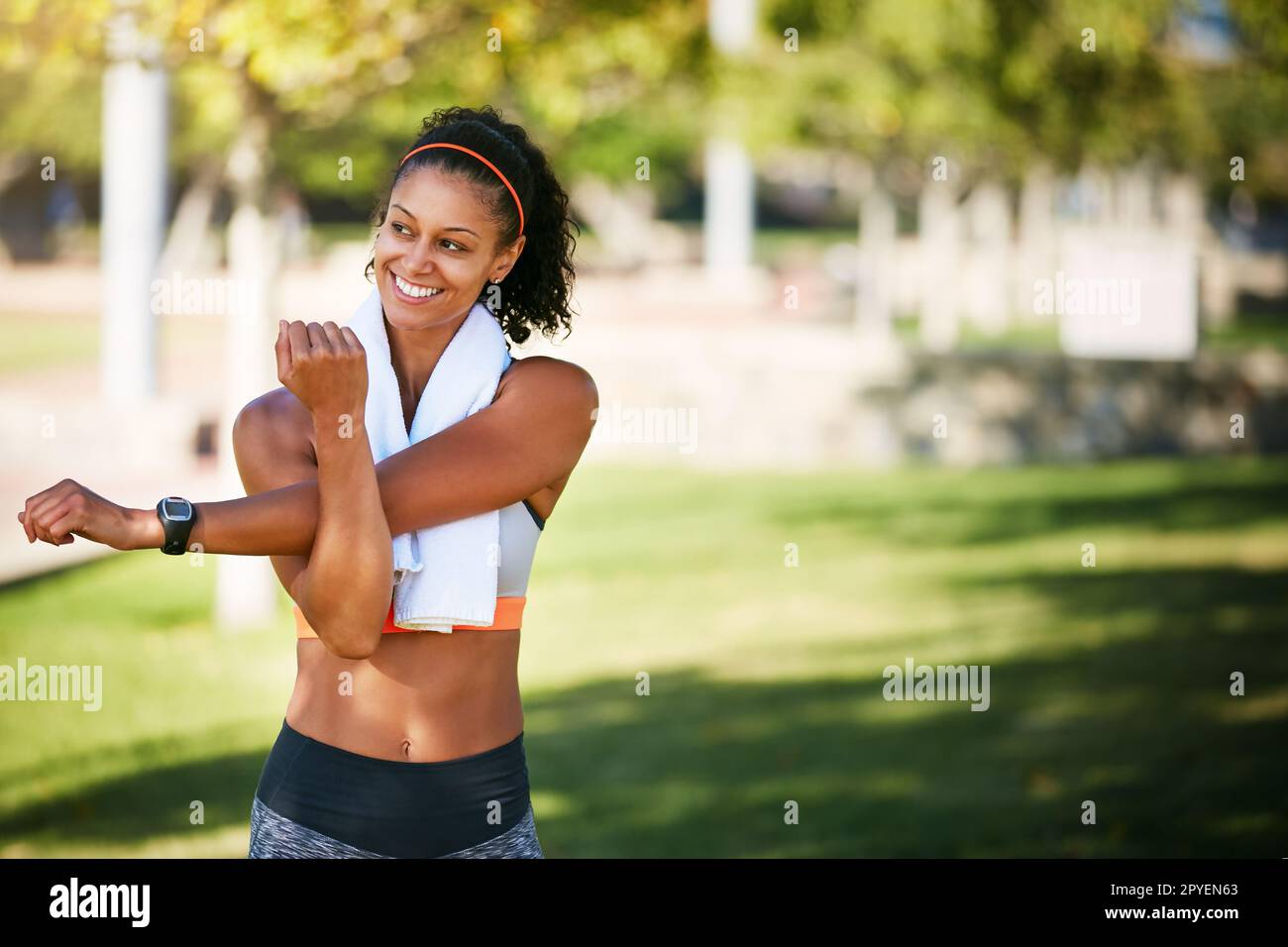 Stretching e scolpire il suo corpo. una giovane donna sportiva che si scalda prima di una corsa all'aperto. Foto Stock