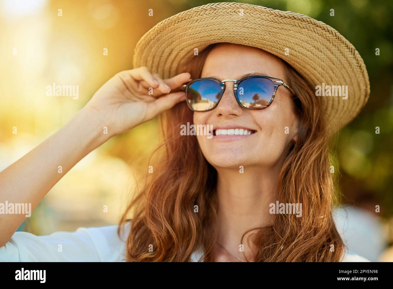 L'estate fa risalta il maggior numero di sorrisi. una giovane donna attraente che si gode una giornata estiva all'aperto. Foto Stock