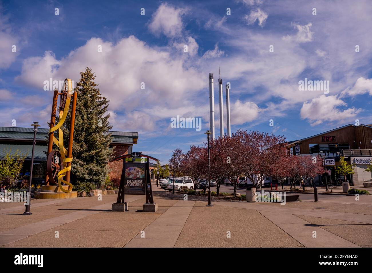 Vista di una scultura artistica nel quartiere di Old Mill, un'area commerciale lungo il fiume Deschutes a Bend, Oregon, Stati Uniti. Foto Stock