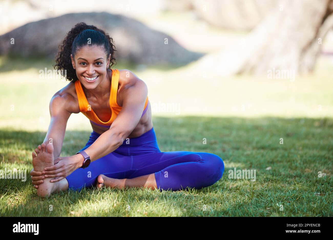 L'esercizio mi mette di buon umore. una giovane donna sportiva che si stretching prima del suo allenamento. Foto Stock