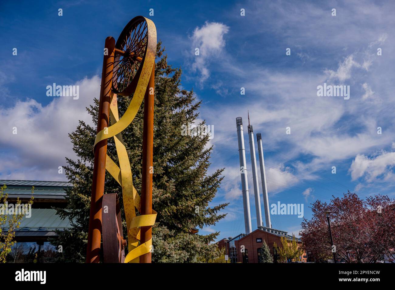 Vista di una scultura artistica nel quartiere di Old Mill, un'area commerciale lungo il fiume Deschutes a Bend, Oregon, Stati Uniti. Foto Stock