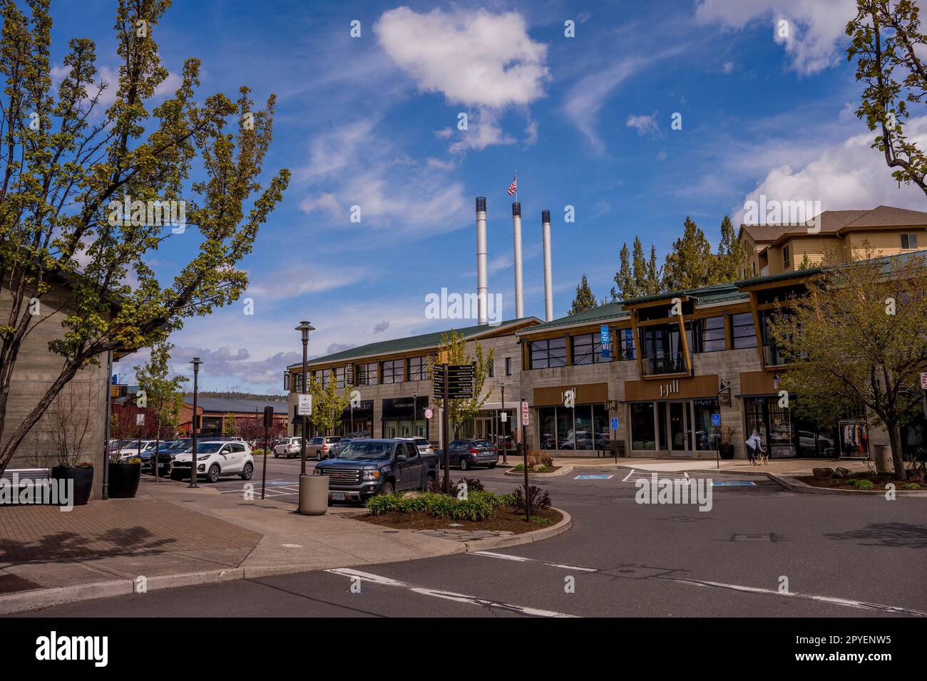 Negozi nel quartiere di Old Mill, un'area commerciale lungo il fiume Deschutes a Bend, Oregon, Stati Uniti. Foto Stock