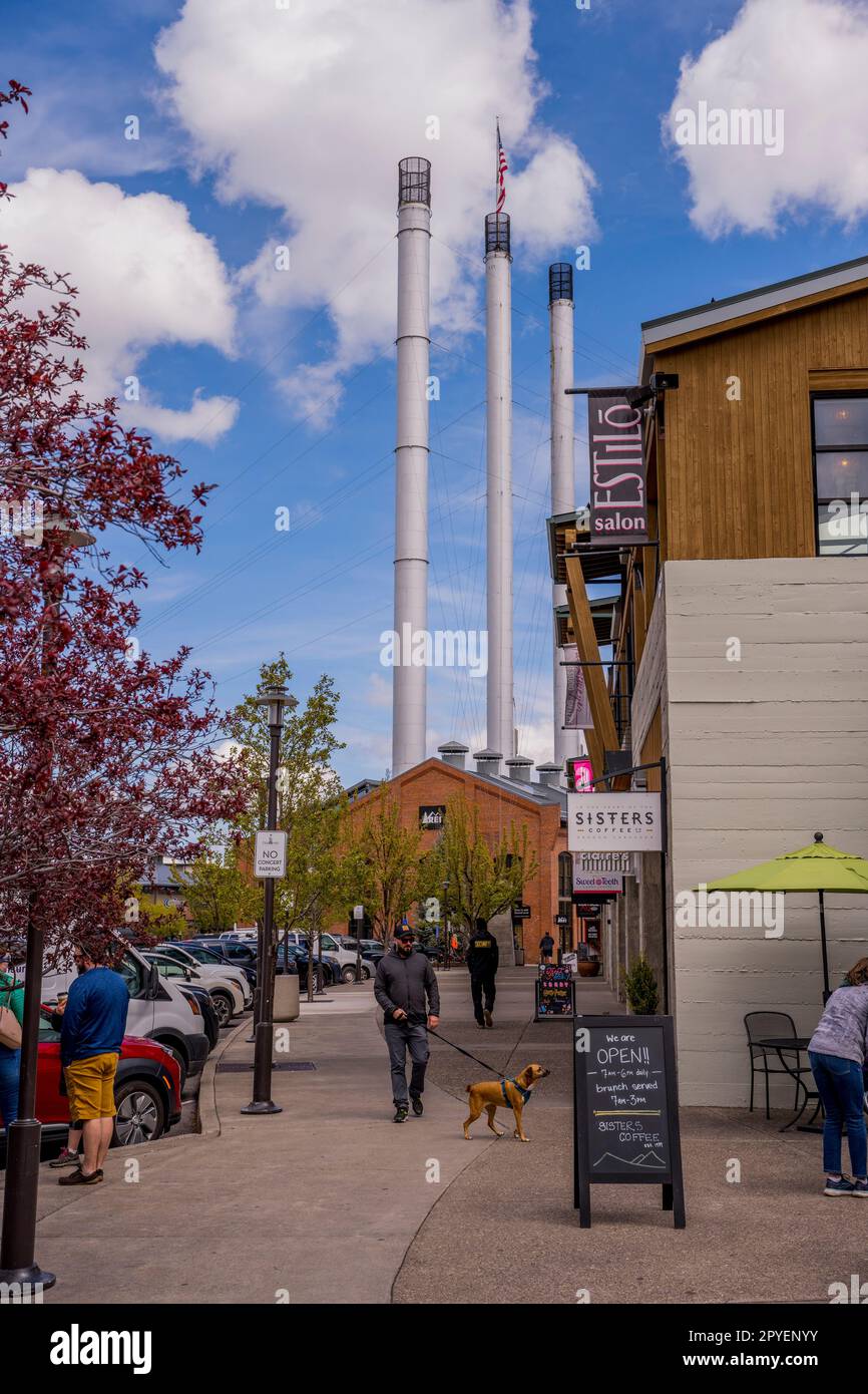 Negozi nel quartiere di Old Mill, un'area commerciale lungo il fiume Deschutes a Bend, Oregon, Stati Uniti. Foto Stock