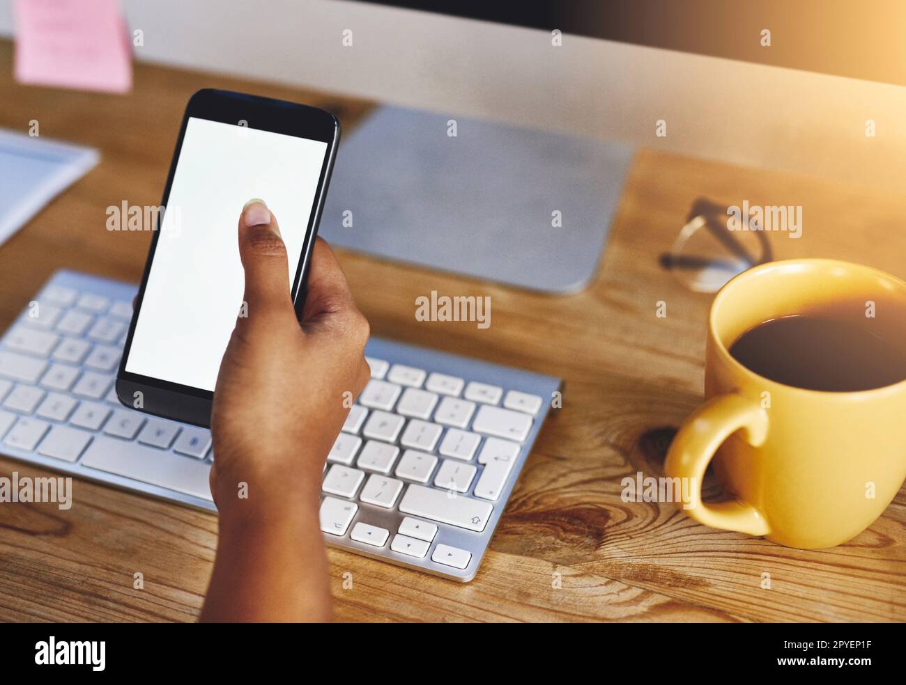 Shes connessi in più modi. Scatto ad angolo alto di una donna d'affari irriconoscibile utilizzando un telefono cellulare. Foto Stock