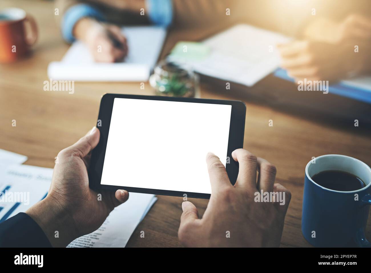 È stato progettato per l'efficienza. un imprenditore irriconoscibile che utilizza un tablet digitale in ufficio. Foto Stock